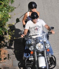 George Clooney paseando junto a Elisabetta Canalis en su Harley